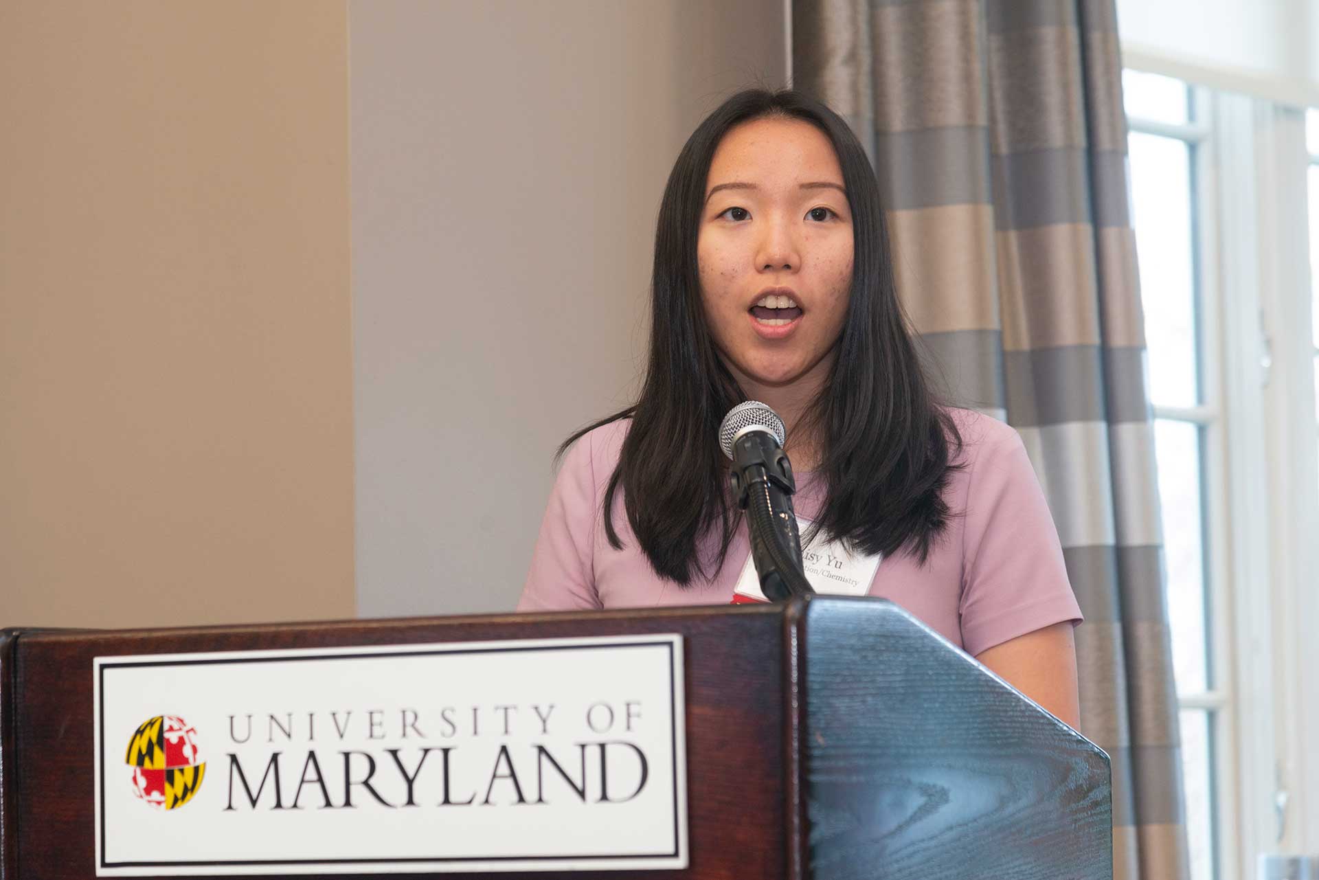 Merrill Scholar Daisy Yu at podium